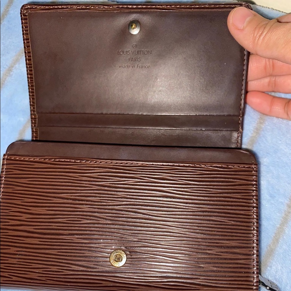 ❤️SOLD ❤️Authentic LV Epi  Brown  wallet  with Box